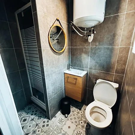 Bleu, Ideal Pour Faire Halte A 2 Min Du Centre Appartement *